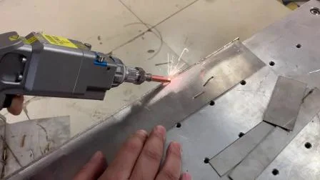 Machine de soudage laser tenue dans la main 1000W / 1500W alliage d'aluminium pur épissage angle soudage laser à impulsion continue